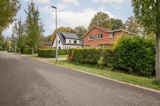 <p><span>Alleenstaande woning aan de vaart op een perceel van 1.118 m² </span></p><p><span>Aan de rustige, residentiële Hermelijnlaan in Schoten bieden wij een eigendom aan met een ligging die je zelden vindt: een alleenstaande woning op een perceel van 1.118 m² met 20 meter straatbreedte. De tuin grenst achteraan rechtstreeks aan de vaart.</span></p><p><span>Een tuin om bij weg te dromen</span><span><br />De verzorgde tuin ligt op het zuidwesten en krijgt zo de hele dag zon. Achteraan kijk je uit over het water, een plek om te genieten van rust, groen en de mooiste zonsondergangen. Percelen met een ligging aan de vaart zijn in Schoten bijzonder schaars.</span></p><p><span>De woning</span><span><br />De woning telt twee volwaardige bouwlagen (gelijkvloers en verdieping), samen ±157 m² bebouwde oppervlakte. Er zijn 3 slaapkamers en 1 badkamer. In de tuin staan 2 vrijstaande en vergunde garageboxen, handig als stalling of berging.</span></p><p><span>Renoveren of herdenken</span><span><br />De woning moet volledig gerenoveerd worden: de ramen, de isolatie, de verwarming (stookolie) en de badkamer zijn allemaal aan vernieuwing toe. Zo kan je de woning helemaal naar je eigen smaak en volgens de huidige energienormen inrichten. </span></p><p><span>Perceel van 1.118 m² met 20 m straatbreedte</span></p><ul><li><span>Rechtstreekse ligging aan de vaart</span></li><li><span>Zuidwest georiënteerde tuin</span></li><li><span>3 slaapkamers</span></li><li><span>2 garageboxen</span></li><li><span>Rustige, residentiële omgeving</span></li></ul><p><span>Vraagprijs: 469.000</span></p><p><span>Een unieke kans voor wie ruimte, rust en water zoekt en zelf een droomproject wil uitwerken. Wil je een bezoek plannen? Neem contact op met Verlimmo. We ontvangen je graag persoonlijk.</span></p><h3><span>Uniek perceel van 1.118 m² aan de vaart in Schoten</span></h3><p><span>In de rustige, residentiële Hermelijnlaan bieden wij deze alleenstaande woning aan op een ruim perceel met 20 m straatbreedte. De verzorgde tuin ligt op het zuidwesten en grenst achteraan rechtstreeks aan de vaart. Zon ligging vind je zelden.</span></p><p><span>De woning (±157 m² bebouwd over twee bouwlagen) heeft 4 slaapkamers en 1 badkamer. In de tuin staan 2 garageboxen.</span></p><p><span>De woning is volledig te renoveren (ramen, isolatie, verwarming op stookolie, badkamer). Dit is de kans om je woning helemaal op maat te maken. We vragen momenteel bij de gemeente na of uitbreiding of nieuwbouw mogelijk is.</span></p><p><span>Ideaal voor wie ruimte, rust en een plek aan het water zoekt.</span></p>