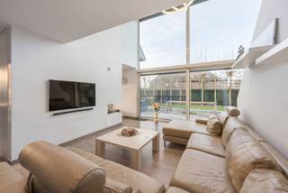 Deze prachtig afgewerkte villa in Zomergem combineert een verfijnde luxe met een ongekend gevoel van ruimte.Vanaf het gelijkvloers word je verwelkomd...