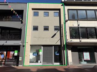 Op een uitstekende commerciële ligging in het hart van Izegem bevindt zich dit veelzijdige en ruime handelspand. Dankzij de grote raampartij aan de straatzijde geniet het pand van maximale visibiliteit en een aangename natuurlijke lichtinval, wat zorgt voor een aantrekkelijke en professionele uitstraling.<br /><br />De gelijkvloerse handelsruimte is kwaliteitsvol afgewerkt met een onderhoudsvriendelijke tegelvloer, een systeemplafond met ingebouwde verlichting, airconditioning en handige wandsystemen met kasten. Het pand is bovendien beveiligd met een stevig rolluik aan de voorzijde.<br /><br />Wat dit pand extra uniek maakt, zijn de drie volwaardige bovenverdiepingen, die dankzij hun veelzijdige indeling tal van mogelijkheden bieden. De eerste verdieping is voorzien van een strakke, duurzame gietvloer en vormt de perfecte ruimte voor stock, archief of een praktische extra werkvloer. De tweede verdieping is ingericht met een kwalitatieve tapijtvloer, grote ramen en ingemaakte kasten, waardoor deze ruimte uitermate geschikt is als kantoor, bureau of spreekruimte. De bovenste zolderverdieping biedt dankzij de dakvlakramen aangename natuurlijke lichtinval en bijkomende praktische opbergruimte.<br /><br />Een belangrijke extra troef is de aanwezige lift, die een comfortabele en vlotte toegang tot de verschillende verdiepingen garandeert.<br /><br />Met een totaalinrichting inclusief sanitaire voorzieningen, elektrische verwarming/klimaatregeling en tal van praktische voorzieningen is dit een instapklaar en ruim handelspand met tal van gebruiksmogelijkheden. Ideaal voor wie op zoek is naar een winkel-, kantoor- of dienstverleningsruimte op een strategische en commercieel aantrekkelijke locatie in Izegem.<br /><br />Voor meer info contacteer ons!