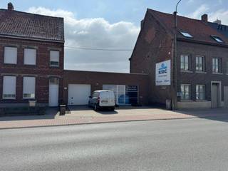 Bouwgrond voor gesloten bebouwing te koop in Wielsbeke met bijgebouw.Dit stuk grond in de Rijksweg in Wielsbeke is geschikt voor een gesloten...