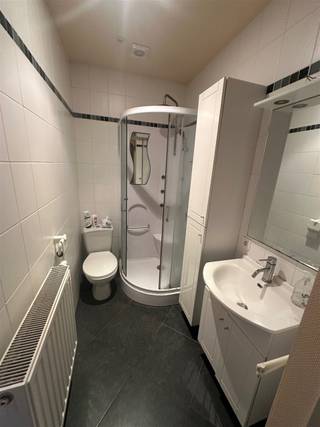 <p><span>NL. Telefonisch worden geen bezoekmomenten geregeld. Wenst u een bezoek? Gelieve dan het invulveld van deze website te vervolledigen met uw naam, uw telefoonnummer en uw e-mailadres. Wij zullen u vervolgens uitnodigen voor een bezichtiging.<br />FR. Aucune visite n'est organisée par téléphone. Vous souhaitez une visite ? Remplissez le formulaire de ce site web en indiquant votre nom, votre numéro de téléphone et votre adresse e-mail. Nous vous inviterons ensuite à une visite.<br />EN. Visits will not be arranged by phone. Would you like a visit? Then please complete the form on this website with your name, phone number and e-mail address. We will then invite you for a viewing. </span></p><p><span> </span></p><p><span>Deze woning is gelegen op een autovrij woonerf in het centrum van de stad Aalst.</span></p><p><span>Het huis biedt op de gelijkvloerse verdieping een uitgeruste keuken, badkamer met douche en voorziening wasmachine. </span></p><p><span>Op de eerste verdieping is de leefruimte en op de tweede verdieping is er een slaapkamer.</span></p><p><span><br />Verwarming met centrale verwarming op aardgas.</span></p><p><span>EPC: 158 kWh/m².  </span></p><p><span> </span></p><p><span>Huurprijs 700 euro/maand. 3 maanden huurwaarborg bij Korfine. </span></p><p><span> </span></p><p><span>Bezoekdag: DONDERDAG 29/01/2026 - 16:30 en 16:45.</span></p><p><span> </span></p>