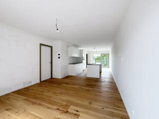 Project Kolenkaai staat voor ruim wonen in alle comfort en stijl. De kwalitatieve en hedendaagse afwerking met oog voor detail zie je én voel je elke dag. Voor Kolenkaai werd een Energy Service Company (ESCO) opgericht. Daarmee passen we innovatieve en duurzame hernieuwbare-energietechnieken toe. Zo worden de gebouwen verwarmd en passief gekoeld met warmtepompen die hun energie onder andere uit een BEO-veld halen.<br /><br />Indeling: <br />Ondergrondse staanplaats<br /><br />Tweede verdiep:<br />- Inkomhal (3m²)<br />- Apart toilet <br />- Slaapkamer 1 (10m²)<br />- Slaapkamer 2 (8m²)<br />- Badkamer (5m²)<br />- berging (4m²)<br />- Eetruimte (8m²)<br />- Keuken (9m²) voorzien van combi-oven, koelkast met diepvriesvakje, vaatwas en spoelbak<br />- leefruimte (14m²)<br />- Noordgericht terras (5m²)<br />- Zuidgericht terras (7m²)<br /><br />Algemeen: <br />- Huurprijs: € 1.275,00/maand<br />- Provisie gemeenschappelijke kosten: € 75,00/maand<br />- Provisie eigen verbruik: € 100,00/maand<br />- Onmiddelijk beschikbaar <br />- Volledig geschilderd <br /><br />De snelste manier om een bezoek te brengen aan dit pand? Vraag je bezoek aan via de roze knop op onze website (www.dewaele.com) en je wordt gecontacteerd door onze verhuurexpert Broes.<br /><br />Telefonisch kunnen er geen afspraken gemaakt worden. Bij andere vragen kun je ons telefonisch contacteren via 050 444 999.<br /><br />Deze AI-visualisaties zijn bedoeld als inspiratie. Er werd geen rekening gehouden met technische specificaties, stedenbouwkundige voorschriften of de concrete mogelijkheden tot realisatie.