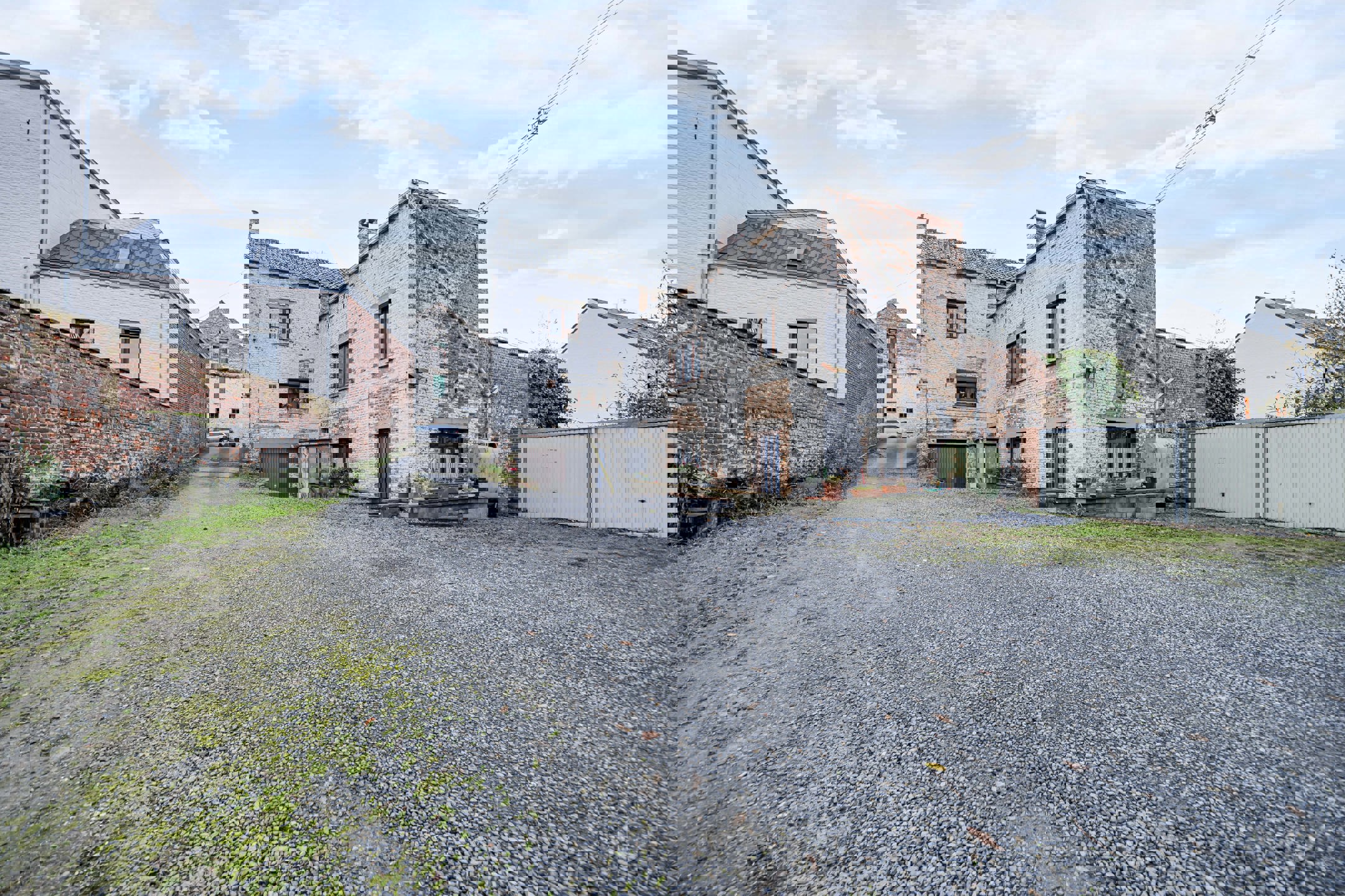 Maison à vendre à Hyon avec 5 chambres - photo 1