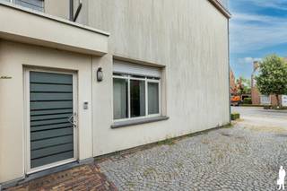 <strong>Charmante gezinswoning</strong> met 4 slaapkamers, bureau en tuin nabij het centrum van <strong>Hoogstraten.</strong><br /><br />BEZOEK AANVRAGEN EN KANDIDAAT STELLEN VIA ONZE WEBSITE: www.deboerenpartners.be<br />Indien u een bezoek wenst aan te vragen aan dit eigendom te huur, dan kan dit enkel via het aanvraagformulier op onze website. U zoekt het betreffende eigendom onder ons 'aanbod te huur', en klikt daarna bovenaan op 'bezoek inplannen'.<br />Daarna doorloopt u alle stappen en vult u de gevraagde gegevens in. Wij behandelen uw aanvraag en contacteren u daarna. Omwille van het grote aantal aanvragen, worden verzoeken via Immoweb, Immoscoop of Spotto niet behandeld.<br />Op een gunstige ligging, op wandelafstand van het centrum van Hoogstraten, bevindt zich deze charmante gezinswoning met 4 slaapkamers, een bureau en een aangename tuin met terras.<br /><br /><strong>De woning is als volgt ingedeeld:</strong><br />-inkom<br />-bureau<br />-berging<br />-toilet<br />-leefruimte met zicht op de tuin<br />-open keuken<br />-wasplaats<br />-2e toilet<br />-kelder<br /><br /><strong>Tussenverdieping:</strong><br />-slaapkamer<br /><br /><strong>Eerste verdieping:</strong><br />-slaapkamer<br />-dressing<br />-badkamer<br />-separaat toilet<br /><br /><strong>Tweede verdieping:</strong><br />-2 slaapkamers<br />-technische ruimte<br /><br />Vanuit de woning heeft u rechtstreeks toegang tot het terras en de tuin, waar u in alle rust kunt genieten. tuinberging aanwezig.<br /><br />Dankzij de uitstekende ligging bevinden winkels, scholen, openbaar vervoer en belangrijke invalswegen zich op een steenworp.
