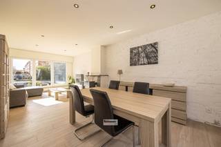 <p><span>Gezinswoning gelegen in een doodlopende straat vlakbij het centrum van Hoevenen. Winkels, scholen en openbaar vervoer zijn op wandelafstand. Vlotte verbinding naar de A12 en de haven van Antwerpen.</span></p><p><span> </span></p><p><span>Deze woning werd grotendeels gerenoveerd en beschikt over 3 slaapkamers, mogelijkheid tot extra slaapkamer(s) op zolder en tuin van 70 m².</span></p><p><span> </span></p><p><span>Volgende renovaties werden reeds gedaan:</span></p><p><span>2025: nieuwe keuken, pvc ramen met HR-beglazing aan de voorzijde en toilet</span></p><p><span>2023: nieuwe badkamer en 2 veluxramen</span></p>