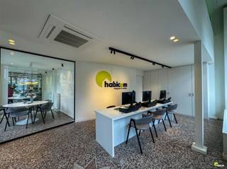 <p><span>Bureau commercial près de l'ancien palais de justice d'Anvers</span></p><p><span> </span></p><p><span>Entrez dans ce superbe bureau commercial idéalement situé près du palais de justice historique d'Anvers. La grande vitrine offre une excellente opportunité de visibilité et de présentation. Grâce aux grandes fenêtres, cette propriété commerciale au rez-de-chaussée bénéficie également d'une lumière naturelle abondante.</span></p><p><span> </span></p><p><span>Le bureau dispose d'une salle de réunion séparée. Le charme de l'ancien sol carrelé ajoute un caractère unique à l'intérieur. Une cuisine entièrement équipée se trouve à l'arrière.</span></p><p><span> </span></p><p><span>Enfin, à l'étage, vous trouverez des toilettes séparées et un espace supplémentaire.</span></p><p><span> </span></p><p><span>Détails : </span></p><ul><li><span> </span></li></ul>