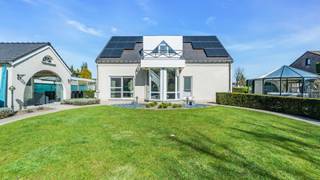 Energiezuinige open bebouwing op toplocatie in Dilsen-Stokkem<br /><br />Adres: Dopheidestraat 8, 3650 Dilsen-Stokkem<br /><br />Deze ruime, instapklare woning is gelegen in een groene omgeving, vlak bij prachtige natuurgebieden en met een vlotte verbinding naar de E314. U geniet hier van een ideale combinatie van rust, privacy en bereikbaarheid. Bovendien is de woning energiezuinig met een gunstig EPC-label B.<br /><br />Bij het betreden van de woning komt u in de inkomhal met apart gastentoilet. Vanuit hier heeft u toegang tot de grote leefruimte, die voorzien is van een sfeervolle gashaard. Hier geniet u van veel natuurlijk lichtinval en een prachtig zicht op de tuin. Aansluitend aan de woonkamer bevindt zich de moderne ingerichte keuken met hoogwaardige toestellen en een geïntegreerde wijnkoeler.<br /><br />Naast de keuken vindt u een praktische bergruimte en een toegang tot de inpandige garage. Via de garage is er bovendien een lift voorzien die u naar de volledig onderkelderde ruimte brengt (hoogte ca. 1,20 m), ideaal als extra opslagruimte.<br /><br />Op de verdieping bevinden zich drie volwaardige slaapkamers. De ruime master bedroom beschikt over een inloopdressing. De badkamer is uitgerust met een ligbad, douche en lavabo en biedt alle comfort voor dagelijks gebruik. Daarnaast is er op deze verdieping ook een apart toilet voorzien. Verder is er een geïsoleerde zolder, bereikbaar via een zolderluik, die bijkomende opbergruimte biedt.<br /><br />De woning is gelegen op een mooi perceel van 7a 22ca en beschikt over een zuidgerichte tuin met een prachtig uitzicht op de omliggende natuur. In de tuin vindt u een luxueus bijgebouw met zitgelegenheid en opbergmogelijkheden, een carport en een sfeervol prieel met jacuzzi, die inbegrepen is in de prijs.<br /><br />Verder is de woning uitgerust met tal van extra troeven zoals een alarmsysteem, airconditioning, zonnepanelen met een batterij, conforme elektrische installatie en is ze volledig asbestveilig. Extra troef: de aanwezige geluidsinstallatie doorheen de woning is mee inbegrepen in de verkoopprijs.<br /><br />Kortom, deze woning is de ideale keuze voor wie op zoek is naar een ruime, kwalitatief afgewerkte en energiezuinige woonst op een uitstekende locatie.<br /><br />Vraagprijs: € 529.000,00<br /><br />Bent u gecharmeerd door de troeven van deze woning? Aarzel dan niet en contacteer ons voor een bezichtiging of extra informatie.