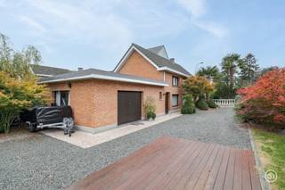 In het hart van Oppuurs, deelgemeente van Sint-Amands, vinden we deze ruime woning terug met een prachtige tuin.<br /><br />We komen binnen via de inkomhal die toegang geeft tot de gezellige en ruime leefruimte. Aansluitend bevindt zich de keuken met toegang tot het deels overdekt terras. Hier kan je genieten van een aperitiefje met zicht op de vijver.<br /><br />De trap in de hal geeft toegang tot de nachthal op de verdieping waar zich drie slaapkamers en de badkamer met bad bevinden.<br /><br />Last but not least, is er een prachtig aangelegde tuin aanwezig waar je aangenaam kan vertoeven.<br /><br />De woning beschikt over een ruime oprit, parkeren vormt dus geen probleem. De ruime garage biedt extra opbergruimte.<br /><br />Mits renovatie kan van deze woning een echt pareltje gemaakt worden.<br /><br />Heb je interesse in deze ruime woning met tuin in Oppuurs?<br />Neem gerust contact op via roy@julimmo.be of 0498 62 74 71.