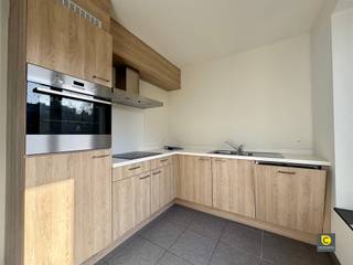 <p><span>Modern 1 slaapkamer appartement met ruim terras!</span></p><p><span>Het appartement is gelegen op de vierde verdieping. Openbaar vervoer en verschillende invalswegen in de dichte nabijheid.</span></p><p><span> </span></p><p><span>Het appartement heeft de volgende indeling:</span></p><p><span> </span></p><p><span>Leefruimte &amp; keuken:</span></p><p><span>De lichtrijke leefruimte is op een onderhoudsvriendelijke tegelvloer gezet. Dankzij de grote raampartijen geniet van veel lichtinval en een groen uitzicht!</span></p><p><span>De half open keuken is zeer praktisch ingericht en is voorzien van de nodige toestellen zoals een afwasmachine, kookplaat en een combi-oven.</span></p><p><span> </span></p><p><span>Slaapkamer en badkamer:</span></p><p><span>De badkamer uitgerust met een dubbele lavabo, een ruim ligbad met geïntegreerde douche en douchewand. De aansluiting voor een wasmachine is hier aanwezig.</span></p><p><span>De slaapkamer is rustig gelegen.</span></p><p><span> </span></p><p><span>Bergruimte en terras:</span></p><p><span>Er is een ruim terras aanwezig met een oppervlakte van 13,5m² dat NW geörienteerd is.</span></p><p><span>Een aparte bergruimte is aanwezig in het appartement.</span></p><p><span> </span></p><p><span>Een eigen fietsenstalling is aanwezig</span></p><p><span> </span></p><p><span>Huurprijs en beschikbaarheid:</span></p><p><span>Huurprijs: €895,00 / maand</span></p><p><span>Maandelijkse lasten: €110,00 / maand</span></p><p><span>Beschikbaar: 01/03/2026</span></p><p><span> </span></p><p><span> </span></p>