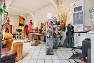 Zéér gunstig gelegen woning aan de Groene Hofstraat, een <em>enkelrichtingsstraat in het centrum van Boom</em> nabij de Grote Markt. Het bevindt zich op wandelafstand van alle winkels, scholen en het openbaar vervoer (bis en trein). Zéér <em>centraal en commercieel</em> gelegen op slechts 3 min. rijden van de oprit A12 Antwerpen-Brussel.  Er is parkeergelegenheid in de onmiddellijke omgeving.  <br /><br />Het eigendom is geschikt als zéér ruime woonst (495m² bewoonbare oppervlakte) met mogelijk dakterras en/of binnentuin. Het eigendom leent zich perfect als woonst met loftgevoel, combinatie<em> wonen/werken of vrij beroep en/of kangoeroewoonst</em>.  <br /><br />Het voorgebouw is onderkelderd.  De indeling is als volgt: GLVL: een hoofdinkom én een aparte ruime inkom, een salon met originele marmer schouwen, molluren en een plafondhoogte van 3m40, een traphall, een polyvalente ruimte (thans praktijk) met lichtkoepel (omvormbaar tot loft of duplex), apart sanitair achteraan en een werkruimte met lichtkoepel; 1eV APP LINKS: een traphall,  een ingerichte keuken, een klassiek ingerichte badkamer, een woonkamer en een slaapkamer; 1eV RUIMTE RECHTS &amp; ACHTERAAN VIDE: een berging en een inkom en traphall achteraan; 2eV: een zeer ruime <em>ZOLDER</em> van 80m2 met vaste betonnen trap en mogelijkheid tot 3 slaapkamers.  Mogelijkheid tot aanleg van een dakterras op de 1eV. <br /><br />Dit huis dateert van 1910 en heeft veel authentieke elementen.  Wenst u een bezichtiging in deze herenwoning? Contacteer ons via 03 459 99 99 of info@leximmo.be voor een bezichtiging ter plaatse. <br /> 