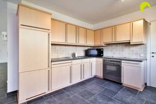 <p><span>Op een zeer centrale locatie, vlakbij het centrum van Kontich, vinden we dit instapklaar gelijkvloers appartement (110 m²) met 2 zeer ruime slaapkamers.</span></p><p><span>Het gebouw werd opgericht in 2003 en telt slechts 6 appartementen. In de directe omgeving vinden we dagelijkse winkels, scholen, verbindingswegen en openbaar vervoer.</span></p><p><span>Er zijn geen aanstaande kosten aan het goed onderhouden gebouw en de maandelijkse kosten bedragen 125,00 euro (incl. ereloon syndicus, blokpolis, onderhoud gemene delen en lift)</span></p><p><span> </span></p><p><span>Indeling:</span></p><p><span>We betreden het appartement via de inkomhal met vestiairehoek en apart gastentoilet.</span></p><p><span>Aan de voorzijde vinden we de 2 ruime slaapkamers van 20m² en 13m².</span></p><p><span>De royale badkamer is voorzien van een inloopdouche, dubbel lavabomeubel met kolomkast en tweede toilet.</span></p><p><span>Aan de achterzijde is er de leefruimte van maar liefst 37m² op een neutrale tegelvloers. Dankzij de hoekligging geniet je zeer veel natuurlijk daglicht.</span></p><p><span>Het schuifraam achteraan geeft toegang tot het aangename terras van 16 m².</span></p><p><span>De open keuken in L-vorm (10m²) is voorzien van een koelkast, gootsteen en los fornuis. Aansluitend is hier nog een handige berging met aansluiting voor wasmachine en droogkast.</span></p><p><span> </span></p><p><span>Graag som ik voor u nog even op troeven op van dit gelijkvloers appartement:</span></p><ul><li><span>Centrale locatie op wandelafstand van winkels, scholen, verbindingswegen, openbaar vervoer, ...</span></li><li><span>Ruim gelijkvloers appartement in recent gebouw met aangelegd terras/tuintje</span></li><li><span>Gunstig EPC met B-label en conforme elektriciteit</span></li><li><span>2 zeer ruime slaapkamers en zeer grote badkamer met nieuwe inloopdouche</span></li><li><span>Mogelijkheid tot aankoop ondergrondse autostaanplaats</span></li></ul><p><span> </span></p><p><span>EPC: 194 kWh/m² - B-label</span></p><p><span>Waterinfo: P-score C - G-score C</span></p><p><span> </span></p><p><span>Voor een bezoek ter plaatse kan u ons contacteren op het nummer 03 449 42 41 of mail ons via hallo@habicom.be.</span></p><p><span>Benieuwd naar de waarde van jouw woning?  Check het gratis op www.watismijnhuiswaard.be</span></p>