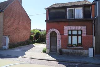 Deze woning met voldoende binnenruimte en een aanpalende bouwgrond is een opportuniteit met verschillende doeleinden.De woning wordt aangeboden,...