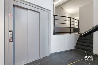 Dit ruime gelijkvloerse appartement met een bewoonbare oppervlakte van 121 m² biedt een aangename en praktische indeling.<br /><br />Via de inkomhal kom je terecht in de lichtrijke open leefruimte van maar liefst 57 m², bestaande uit een gezellige zithoek, eethoek en volledig geïntegreerde open keuken. Dankzij de grote raampartijen geniet je vanuit de volledige leefruimte van een mooi zicht op de aangename stadstuin. Daarnaast is er nog een extra terras aanwezig, ideaal om buiten te genieten.<br /><br />Aansluitend aan de keuken bevindt zich een praktische berging/wasplaats die zorgt voor extra opbergruimte en comfort.<br /><br />Via de aparte nachthal bereik je het gastentoilet, de ruime badkamer uitgerust met zowel een ligbad als een douche, en twee volwaardige slaapkamers.<br /><br />Ook is er nog een extra berging inbegrepen in het gebouw. <br /><br />Troeven:<br />✔ Gelijkvloers appartement van 121 m²<br />✔ Ruime leefruimte van 57 m²<br />✔ Extra bergruimte in het gebouw <br />✔ Stadstuin en extra terras<br />✔ Praktische berging/wasplaats<br />✔ Badkamer met bad én douche<br />✔ 2 volwaardige slaapkamersµ<br /><br />Het appartement is vrij vanaf 31/01/2027, de huidige eigenaars zijn een woning aan het bouwen.