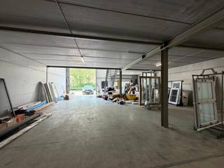 Strategisch gelegen langs de drukke Leuvensesteenweg in Zaventem, bieden wij deze functionele KMO-unit te huur aan met een totale oppervlakte van...