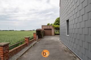 In het rustige en landelijke Sint-Eloois-Winkel, presenteren wij u deze charmante halfopen woning op een perceel van 1772 m².De woning beschikt over...