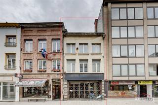 <p><span>Veelzijdig Handelspand met Ontwikkelingspotentieel Ideaal voor Bouwfirma of Investeerder</span><span><br /></span><span>Toplocatie aan de rand van het historisch centrum van Antwerpen</span></p><p><span>Bent u een bouwfirma of investeerder op zoek naar een pand met volume én toekomstwaarde? Dan is dit uitzonderlijk handelshuis met gemengde functies een niet te missen kans.</span></p><p><span>Extra troef</span><span>: Er is een </span><span>serieuze kandidaat-koper voor de gelijkvloerse commerciële ruimte</span><span> een kinesist die de ruimte professioneel wil benutten. </span></p><h3><span>Belangrijkste troeven:</span></h3><ul><li><span>Overdracht via aandelen mogelijk</span><span> ideaal voor investeerders (pand zit in patrimoniumvennootschap)</span></li><li><span>Gelegen op een strategische locatie</span><span> nabij centrum, openbaar vervoer en uitvalswegen</span></li><li><span>Talloze (her)ontwikkelingsmogelijkheden</span><span> voor wonen, werken en commercie</span></li></ul><h3><span>Indeling & potentieel</span></h3><p><span>Gelijkvloerse ruimte 60 m², uitbreidbaar tot 425 m²</span></p><ul><li><span>Momenteel algemene commerciële ruimte</span></li><li><span>Perfect voor </span><span>praktijkruimte, winkel, showroom of atelier</span></li><li><span>Uit te breiden naar achterliggende ruimtes, momenteel ingericht als studios en kantoren</span></li><li><span>Grote overdekte opslag kan eenvoudig geïntegreerd worden</span></li></ul><p><span>Binnenkoer met loft en daktuin</span></p><ul><li><span>Binnenkoer leidt naar aparte kantoorruimtes en een charmante loft over drie niveaus</span></li><li><span>Voorzien van een </span><span>ruime, zonnige daktuin</span></li><li><span>Loft is momenteel </span><span>niet vergund als woonruimte</span><span>, maar ideaal als creatieve werkplek of kantoor</span></li></ul><p><span>Twee appartementen van elk 180 m²</span><span> (1e en 2e verdieping)</span></p><ul><li><span>Met visgraatparket</span></li><li><span>Volledig te renoveren</span></li><li><span>Kunnen geïntegreerd worden in handelsfunctie of herbestemd worden tot hoogwaardige wooneenheden</span></li></ul><p><span>Kelder 140 m²</span></p><ul><li><span>Volledig onderkelderd</span></li><li><span>Extra opslagruimte of in te richten als technische, archief- of multifunctionele ruimte</span></li></ul><p><span>Totale oppervlakte: 930 m²</span><span><br />Dit pand biedt ruimte aan uiteenlopende invullingen:</span></p><ul><li><span>Combinatie wonen/werken</span></li><li><span>Transformatie naar luxe appartementen of co-housing</span></li><li><span>Uitbating van een commerciële praktijk met woongelegenheden erboven </span><span>Plannen & ontwikkelingsvoorstellen beschikbaar op</span><span><br /><span>www.markgrave.be</span></span></li></ul><p><span>Contacteer ons voor een bezichtiging of een persoonlijk gesprek over de mogelijkheden.</span></p><p><span>Een unieke vastgoedopportuniteit voor bouwfirmas, ontwikkelaars en investeerders.</span></p><p></p><hr /><span>Laat gerust weten als je dit ook in brochurevorm nodig hebt, of als je wil dat ik een korte advertentietekst maak voor Immoweb of social media.</span><p></p>