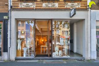 <p><span>In het commerciële centrum van Mortsel, gelegen op de Statielei, bieden wij u dit prachtige commerciële gelijkvloers aan met een ruime en aantrekkelijke etalage. <br />De commerciële ruimte bedraagt +/- 100 m² - achteraan een eenvoudige keuken met buitenpatio en achtergelegen stockageruimte +/- 30 m².</span></p><p><span>Troeven:</span></p><p><span>· Commerciële topligging in het winkelcentrum van Mortsel<br />· Grote etalage met veel visibiliteit<br />· Instapklare winkelruimte met bestaande inrichting (in overleg met eigenaar)<br />· Airconditioning <br />· Tal van commerciële mogelijkheden</span></p><p><span>EPC: E-label<br />P-score (perceelscore): klasse A<br />G-score (gebouwscore): klasse A</span></p><p><span>Voor een bezoek ter plaatse kan u ons contacteren op het nummer 03 449 42 41 of mail ons via hallo@habicom.be.<br />Wenst u de waarde van uw woning te kennen? Contacteer vrijblijvend onze habicom expert in uw buurt</span></p>