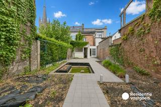 Welkom in het hart van Lichtervelde, waar u deze ruime woning met handelsruimte aan de voorzijde terugvindt op een centrale ligging in de Hoogstraat 3. De handelsruimte aan de straatzijde biedt interessante mogelijkheden voor een zelfstandige activiteit, kantoor of praktijkruimte.<br /><br />Dankzij de ligging in het centrum bevinden winkels, scholen, openbaar vervoer en andere voorzieningen zich op wandelafstand. Bovendien geldt er geen renovatieplicht, aangezien deze eigendom is opgenomen in de inventaris van het onroerend erfgoed.<br /><br />Bij het binnenkomen wordt u verwelkomd in een inkomhal, die momenteel is ingericht als receptie- en ontvangstruimte. Aansluitend bevindt zich de ingerichte keuken, die overloopt in de lichtrijke leefruimte. Verder beschikt het gelijkvloers over een toilet en een wasplaats.<br /><br />Op de eerste verdieping bevinden zich drie slaapkamers en een badkamer. Via een vaste trap bereikt u de tweede verdieping, waar een vierde slaapkamer en een ruime zolder heel wat bijkomende mogelijkheden bieden. Ook aan bergruimte geen gebrek dankzij de droge kelder van maar liefst 28 m².<br /><br />Buiten geniet u van een fraai aangelegde en onderhoudsvriendelijke tuin met een visvijvertje. Een belangrijke extra troef zijn de twee garages achteraan het perceel, die rechtstreeks toegankelijk zijn via de Boomgaardstraat.<br /><br />De vermelde prijs is een richtprijs; elk bod wordt voorgelegd aan de eigenaar, die het recht heeft dit te aanvaarden of te weigeren.<br /><br />Neem voorsprong met een vrijblijvende schatting via:<br />www.residentievastgoed.be/gratisonlineschatten