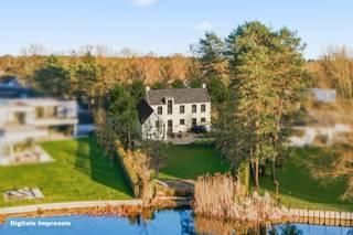 Droomt u van <strong>wonen op een unieke locatie</strong> waar luxe, ruimte en natuur naadloos samenkomen? Deze <strong>prestigieuze nieuw te bouwen villa</strong>, gelegen aan het idyllische Meer van Keerbergen en op een steenworp van de golfclub, biedt een uitzonderlijke woonbeleving voor wie enkel het beste verwacht.<br />Met een bewoonbare oppervlakte van meer dan 350 m² wordt deze exclusieve woning ontworpen met bijzondere aandacht voor <strong>licht, ruimte en uitzicht</strong>. Dankzij de <strong>doordachte architectuur</strong> en <strong>grote raampartijen</strong> geniet u vanuit de belangrijkste leefruimtes van<strong> een panoramisch zicht op het meer</strong> en de omliggende fauna en flora. Elk seizoen brengt hier een nieuw decor van rust, schoonheid en natuurlijke elegantie.<br />De villa verwelkomt u met <strong>royale leefruimtes</strong> die perfect aansluiten op het terras en de tuin, waardoor binnen- en buitenleven harmonieus in elkaar overvloeien. De <strong>open leefkeuken</strong> vormt het hart van de woning en biedt alle mogelijkheden voor gezellige familiemomenten en stijlvolle ontvangsten.<br />Op de verdiepingen bevinden zich <strong>vier volwaardige slaapkamers</strong>, waaronder een ruime master suite met <strong>dressing en badkamer</strong>. Daarnaast beschikt de woning over een <strong>afzonderlijke gastenkamer</strong>, ideaal voor familie, vrienden of een inwonende au pair. Verder zijn er <strong>diverse multifunctionele ruimtes</strong> voorzien die kunnen worden ingericht als bureau, bibliotheek, hobbyruimte of fitness.<br /><u><strong>Troeven van deze unieke villa</strong></u>
<ul>
	<li>Exclusieve ligging aan het Meer van Keerbergen</li>
	<li>Nabijheid van de golfclub en diverse recreatiemogelijkheden</li>
	<li>Meer dan 350 m² bewoonbare oppervlakte</li>
	<li>Uitzonderlijke architectuur met maximale oriëntatie naar het meer</li>
	<li>Royale leefruimtes met veel natuurlijk licht</li>
	<li>4 slaapkamers en een afzonderlijke gastenkamer</li>
	<li>Hoogwaardig nieuwbouwconcept met aandacht voor comfort en duurzaamheid</li>
	<li>Rustige en residentiële omgeving</li>
</ul>
Deze villa bevindt zich momenteel in ontwerpfase, waardoor er nog mogelijkheden zijn om bepaalde afwerkingen en indelingen af te stemmen op uw persoonlijke wensen.<br />Voor een uitgebreide toelichting van het project, de plannen, afwerkingsmogelijkheden en het lastenboek, nodigen wij u graag uit voor een vrijblijvende afspraak met onze nieuwbouwexpert. Tijdens deze persoonlijke bespreking lichten wij alle details van dit uitzonderlijke woonproject graag verder toe.<br />Interesse? Contacteer ons vandaag nog voor een exclusieve presentatie van deze unieke villarealisatie aan het Meer van Keerbergen op het nummer 0472/78.40.49 of via anne@incignorealestate.be