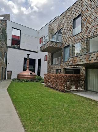 Cet appartement de 2 chambres prêt à emménager situé au premier étage est situé dans le cœur historique de Bruges et fait partie de la petite et...