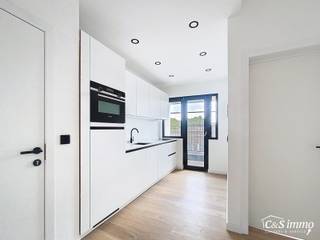 Stap binnen in dit smaakvol afgewerkte appartement, gelegen in een klassevol gerenoveerd gebouw op wandelafstand van het centrum van Edegem.De...