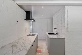 Recent gemoderniseerde bungalow, gelegen op het vakantiepark Sunclass Sonnevijver. Deze instapklare vakantiewoning beschikt over een stijlvolle, nieuwe keuken, een laminaatvloer en twee slaapkamers. Gelegen op een perceel van 285 m² geniet u van een zonnige, zuidwestgerichte tuin met veel privacy. Dankzij de volledig gelijkvloerse indeling is deze woning bovendien levensloopbestendig en biedt ze optimaal comfort, zowel nu als op latere leeftijd.<br /><br />Gelegen op een rustige, bosrijke locatie met volop ontspanningsmogelijkheden in de buurt, biedt deze woning alles voor wie houdt van natuur en buitenactiviteiten. Het Nationaal Park Hoge Kempen ligt om de hoek, met prachtige wandel- en fietsroutes door de natuur. Bovendien kun je in het Park Sonnevijver genieten van een privémeer met een exclusief strand, alleen toegankelijk voor de bewoners van deze woningen, ideaal voor zwemmen, SUPen, vissen of gewoon ontspannen aan het water. En dat alles op een steenworp van het bruisende Maastricht.<br /><br />Bezichtig deze woning ook digitaal en 'loop' zelf door de woning. Kijk daarvoor op onze website of via: <br />https://my.matterport.com/show/?m=Bok5nBrhkn1<br /><br />INDELING<br /><br />Gelijkvloers:<br />- Inkom met directe toegang tot de vernieuwde keuken, voorzien van een inductie kookplaat, spoelbak, frigo en voldoende kastruimte;<br />- Lichtrijke woonkamer met veel privacy en houtkachel;<br />- Slaapkamer 1 (circa 14 m²);<br />- Slaapkamer 2 (circa 6 m²) ;<br />- Badkamer met douche, toilet en wastafelmeubel.<br /><br />Tuin:<br />- De tuin is bereikbaar via de zijdeur of de dubbele deur in de leefruimte;<br />- Buitenberging met c.v.-ketel installatie, ook erg handig voor de stockage van tuinmaterialen;<br />- Zuidwest georiënteerde tuin met houten planken terras.<br /><br />BELANGRIJK: Permanente bewoning is niet mogelijk + een voorbehoud van financiering/opschortende voorwaarde financiering is niet mogelijk voor deze panden.<br />NL klant? Controleer even of u overwaarde kan opnemen van uw huidige woning, dan zou u deze overwaarde kunnen benutten worden voor deze aankoop.<br /><br />IDEM BELANGRIJK: Op de koopsom komt er een 5 % overdrachtrecht, ook komt er een cumulatieve waarde van 5% op de resterende erfpacht (circa 8496,19 EUR - onder voorbehoud van fouten, de notaris maakt de definitieve afrekening steeds!)<br /><br />IDEM BELANGRIJK: De vakantiewoning is erfpacht, de grond is erfpacht (deze loopt tot 2077)<br /><br />Bijkomende kosten Sunclass Sonnevijver:<br />- Erfpachtcanon 2026: € 3331,84<br />- Beheersvergoeding 2026: € 596,16<br />- Gemeentelijke belastingen : € +- 250,- / jaar<br />- Kadastraal Inkomen (K.I) : € 406<br />- Verbruik van gas, water en elektriciteit.<br />- Afval: Ieder heeft zijn eigen afvalbak, U betaalt een voorschot en daar worden de kosten van het afval mee verrekend.<br /><br />Energieprestatie en binnenklimaat (EPB-EPC)<br />Certificaat beschikbaar: ja<br />EPC certificaatnummer: 20230106-0002773123-RES-1<br />Berekende energiescore : (kWh/m²): 1019 kWh /m² jaar - F label (renovatieplichtig)<br />Het certificaat is geldig tot en met: 06-01-2033<br />Electrische installatie: ja - NIET CONFORM<br /><br />Dit pand is onderworpen aan de renovatieverplichting van de Vlaamse overheid voor residentiële gebouwen (behoudens bij sloop binnen 6 jaar na de aankoop). Consulteer voor meer informatie de website van het Vlaams Energie- en Klimaatagentschap via https://www.vlaanderen.be/een-huis-of-appartement-kopen/renovatieverplichting-voor-residentiele-gebouwen<br /><br />Informatie stedenbouwkundige voorschriften:<br />Stedenbouwkundige vergunning: ja<br />Meest recente bestemming: recreatiegebieden<br />Dagvaarding uitgebracht: neen<br />VOORKOOPRECHT OP DIT GOED: neen<br />VERKAVELINGSVERGUNNING: niet van toepassing<br />WATERGEVOELIG OPENRUIMTEGEBIED: neen<br />Maatregelenregister: geen maatregelen<br /><br />Overstromingsgevoelige gebieden: <br />Perceelscore of P-score : A<br />Gebouwenscore of G-score: A<br />Ligging in Signaalgebied: neen<br />Ligging in afgebakende oeverzone of afgebakend overstromingsgebied: neen<br /><br />A:geen overstroming gemodelleerd B: kleine kans op overstromingen onder klimaatverandering C: kleine kans op overstromingen D: middelgrote kans op overstromingen<br /><br />Beschermd erfgoed<br />GEINVENTARISEERD ERFGOED: neen <br />BESCHERMD ONROEREND ERFGOED: neen