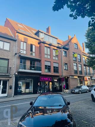 Te midden centrum Zottegem vinden we dit ruime en lichtrijke appartement met een ruime leefruimte voorzien van parket en een kwalitatieve...