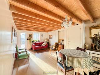 <p><span>HANDELSPAND MET WOONST bestaande uit een WOONST en een GELIJKVLOERS HANDELSGEDEELTE, gelegen op een TOPLOCATIE in CENTRUM Gent. Deze eigendom bevindt zich in het HART VAN DE STAD, op WANDELAFSTAND van winkels, universiteiten, horeca en openbaar vervoer, en biedt een UITSTEKENDE OPPORTUNITEIT als woonst of INVESTERINGSEIGENDOM. Een VEELZIJDIGE EIGENDOM met GROOT POTENTIEEL, ideaal voor wie op zoek is naar een CENTRALE UITVALSBASIS in Gent of een INTERESSANTE INVESTERING met COMMERCIËLE DOELEINDEN.</span></p>
<p>Via de gemeenschappelijke inkomhal bereikt u op het gelijkvloers een handelsgedeelte, voorzien van een kitchenette, toilet en doucheruimte. Op de 1ste verdieping bevindt zich de ingerichte keuken van de woonst, met aansluitend een eetkamer, één slaapkamer en een badkamer. De 2de verdieping omvat een ruime leefruimte en slaapkamer. De 3de verdieping bestaat uit een slaapkamer, apart toilet en badkamer, ideaal voor een inwonend kind of student.<br /><br />Adres: Burgstraat 143, 9000 Gent<br /><br />EPC: 240 kWh/m², G-score en P-score C, Geen renovatieverplichting van toepassing</p>