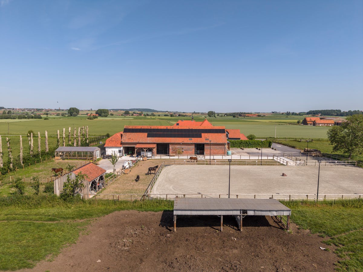 Karaktervolle hoeve met open zicht op de Kemmelberg en tal van mogelijkheden op 7.425 m² - foto 4