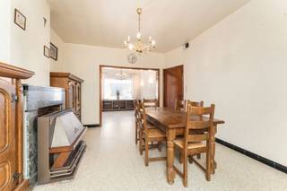 Op te frissen woning met potentieel in hartje MarkeVanafprijs:205 000.Richtprijs: 230 000.In het centrum van Marke vind je deze ruime woning met tal...