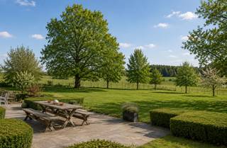 <p>Casa Cozy Ode – Luxe, rust & panoramisch verzicht in de Ardennen.</p><p>Droomt u van een plek waar comfort, stijl en natuur samenkomen? Casa Cozy Ode biedt het allemaal. <br />Deze uitzonderlijke (vakantie)woning met binnenzwembad, gelegen in het hart van Sainte-Ode, combineert moderne architectuur, luxe afwerking en een adembenemend vergezicht. <br />Een zeldzame kans om te investeren in een woning die zowel ontspanning als prestige uitstraalt.<br />Mogelijkheid bijkopen extra aanpalende bouwgrond en weides (potentieel bouwen paardenaccomodatie/paardenhotel) tot een totaal van 7,66 hectare!</p><p>Waarom Casa Cozy Ode uniek is:<br />* Binnenzwembad & wellness in apart bijgebouw: geniet van ontspanning in alle seizoenen, privé en volledig uitgerust<br />* Recente, hoogwaardige bouw: strak design, hoogwaardige materialen en instapklaar<br />* Panoramisch uitzicht en privacy: een adembenemend vergezicht over de ongerepte natuur van de Ardennen<br />* Ruime leefruimtes: open, lichte kamers ontworpen voor comfort, samenzijn en gezelligheid<br />* Groepsvriendelijk: 9 slaapkamers en badkamers, ideaal voor families of vrienden<br />Kelder, dubbele garage, bureau, sportruimte als extra troeven.</p><p>Privé en exclusief: groot perceel met volledige rust en privacy<br />Of u nu op zoek bent naar een droomvakantiehuis, een luxe investeringspand of een oase van rust, Casa Cozy Ode biedt een ervaring die verder gaat dan enkel wonen. <br />Hier voelt elke dag als een vakantie.</p><p>Bezoek na afspraak met Immo Beguin: info@immobeguin.be</p>