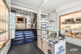 Ontdek dit veelzijdige opbrengstgebouw in de bruisende Kerkstraat, de belangrijkste winkelstraat van Blankenberge en vlak bij de trappen naar de Zeedijk. Dankzij de uitstekende zichtbaarheid en de grote passage geniet dit pand van een absolute A-locatie.<br /><br />Het handelsgedeelte omvat op het gelijkvloers een winkelruimte van 46 m² met een opvallende etalage. Op de eerste verdieping bevindt zich nog 19 m² extra handelsruimte. De volledig onderkelderde verdieping van 36 m² biedt ruime opslagmogelijkheden.<br /><br />Het woongedeelte strekt zich uit over de bovenliggende verdiepingen. De tweede verdieping beschikt over een kamer van 31 m² met toilet. Op de derde verdieping bevinden zich een gezellige leefruimte met keuken van 36 m², een balkon en een afzonderlijk toilet. De vierde en vijfde verdieping omvatten drie bijkomende kamers, een badkamer met dubbele lavabo, douche en toilet, en een praktische berging van 7 m².<br /><br />Het eigendom wordt enkel verkocht wegens verhuis naar een nabijgelegen pand in de Kerkstraat. <br /><br />Neem contact met ons op voor meer informatie of een bezoek! <br /><br />