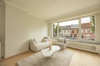 Recent gerenoveerd duplexappartement met drie slaapkamers nabij het centrum van Herentals!<br /><br />Nabij het centrum van Herentals bevindt zich dit gerenoveerde duplexappartement, gelegen op de eerste en tweede verdieping van een kleinschalig gebouw met slechts twee wooneenheden.<br /><br />Het appartement werd in 2026 gerenoveerd met kwalitatieve materialen. Dankzij het energiegunstige EPC-label B combineert dit appartement wooncomfort met een gunstige energie-efficiëntie.<br /><br />Op de eerste verdieping bevindt zich de ruime woonkamer met aansluitend de keuken. Verder beschikt deze verdieping over een badkamer voorzien van een moderne inloopdouche met regendouchekop, een lavabo en een toilet en een praktische berging.<br /><br />De tweede verdieping vormt het slaapgedeelte van het duplexappartement en omvat drie slaapkamers. Een eerste slaapkamer van 17m² met aansluitend een dressing, een tweede slaapkamer van 10m² en een derde slaapkamer van 9m². <br /><br />Belangrijkste troeven:<br /><br />- EPC-label B (116)<br />- Ruime privatieve kelderberging mee inbegrepen <br />- Kleinschalig gebouw met slechts 2 wooneenheden<br />- Gunstige locatie nabij het centrum van Herentals<br />- Goede bereikbaarheid met wagen en openbaar vervoer<br /><br />104m² bewoonbare oppervlakte (cfr EPC).<br /><br />Wenst u een bezoek of meer informatie? Dan kan u ons steeds contacteren via info@dvarealestate.be of via 03/297.00.00.