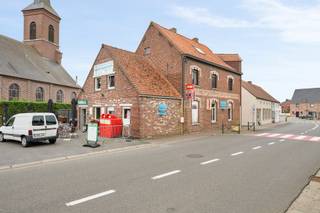 <p>Opbrengsteigendom met handelsruimte en 2 appartementen nabij de Kluisberg.<br /><br />Op een uitstekende ligging vlakbij de Kluisberg bevindt zich deze veelzijdige opbrengsteigendom bestaande uit een handelsruimte en twee volwaardige appartementen. Een ideale opportuniteit voor investeerders of zelfstandigen die wonen en werken willen combineren.<br /><br />Op het gelijkvloers vindt u een ingerichte handelsruimte, momenteel uitgebaat als krantenwinkel/café, bureau, sanitair en praktische opslagruimte. Dankzij de indeling en zichtbaarheid is dit pand perfect geschikt voor een zelfstandige activiteit of commerciële invulling.<br /><br />Het eerste appartement, gelegen op de verdieping, beschikt over een inkomhal, een lichtrijke leefruimte met eetplaats, een uitgeruste keuken, berging/wasplaats, twee slaapkamers, badkamer, een zonnig dakterras en een ruime zolder.<br /><br />Het tweede appartement bevindt zich op het gelijkvloers en omvat een gezellige leefruimte met ingerichte keuken, twee slaapkamers, een douchekamer en een terras. Het gebouw beschikt over individuele tellers, een ruim parkeerterrein en biedt sterke verhuurmogelijkheden. <br /><br />Een interessante investering op een strategische locatie met tal van mogelijkheden.<br /><br />Dit zoekertje omvat enkele AI-gegenereerde visualisaties.<br />Meer info of plan je bezoek: wim@immobeguin.be<br />Te koop via Immo Beguin, uw vastgoedexpert sinds 2009, met kantoren in Ronse, Waregem, Kortrijk, Deinze, Doornik en Lessen.</p>