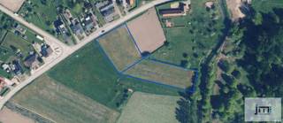 Bent u op zoek naar een investering in landbouwgrond of wilt u uw landbouwactiviteiten uitbreiden?<br /><br />Deze landbouwgronden, rustig gelegen in Wellen, bieden een mooie opportuniteit.<br />Dankzij de gunstige ligging en vlotte bereikbaarheid vormen deze percelen een waardevaste investering binnen een agrarische omgeving.<br /><br />Deze gronden zijn momenteel verpacht (2010).<br /><br />In verband met de overstromingsgevoeligheid geldt dit enkel voor het achterste gedeelte van het perceel.<br /><br />Voor meer informatie of het plannen van een afspraak, contacteer Niels via 0473 39 44 39.