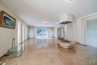 Infos : bruxelles.ouest@weinvest.be or 02 315 77 22 | Located in one of the most sought-after neighborhoods of Jette, this charming four-façade...