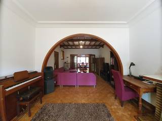 Klassieke woning op een centrale ligging op wandelafstand van het dorp en de Antwerp International School (A.I.S)Indeling:Gelijkvloers: Inkomhal op...