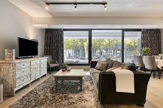 Appartement d'une chambre prêt à emménager à vendre dans le centre d'Anvers. L'appartement bénéficie d'un emplacement privilégié à Anvers. Très central, à proximité du quartier des théâtres et du Meir. En outre, l'accessibilité est garantie par la proximité de la nouvelle ville de Leien, des transports en commun et de la gare centrale. En outre, l'appartement se trouve également à distance de marche de nombreux restaurants et de belles rues commerçantes. L'appartement d'environ 79 m² est situé au premier étage d'un immeuble récent et bien entretenu. Il possède une terrasse orientée sud-est. Disposition de cet appartement à vendre : - un espace de vie lumineux grâce à de grandes fenêtres - Cuisine entièrement équipée avec comptoir à petit-déjeuner- très grand débarras avec placards intégrés et espace pour machine à laver et sèche-linge- coin repas avec placards entièrement équipés- chambre spacieuse, placards intégrés- salle de bain avec grande douche à l'italienne, double vasque et toilettesCet appartement à Anvers a été construit en 2016 et est toujours très bien entretenu, il est donc prêt à emménager. C'est un appartement parfait à vendre pour ceux qui veulent vivre confortablement dans le centre animé d'Anvers. Idéal également comme investissement.Cet appartement à vendre est proposé au prix de 335 000 euros.Vous êtes intéressé par un appartement ou une maison à vendre à Anvers ? N'hésitez pas à nous contacter.Si vous souhaitez proposer votre propre propriété à la vente, veuillez nous contacter pour une estimation gratuite, par téléphone au 03/206.76.76 ou par e-mail à antwerpen@dewaele.com.Vous pouvez également toujours contacter notre bureau d'Anvers pour toute autre question concernant l'immobilier !