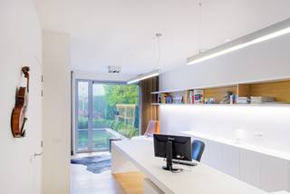 In alle discretie verschuilt achter een moderne façade een oase van rust en licht. Bestaande uit een inkomhall, grote living, eetplaats,...