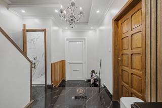 <strong>Gerenoveerde woning met 5 slaapkamers en parkeerplaats</strong><br /><br />📊 EPC C<br />🛏️ 5 slaapkamers<br />🌿 Zuidwestgerichte tuin<br /><br />In een aangename en centraal gelegen straat in Temse bevindt zich deze volledig gerenoveerde woning die ruimte, comfort en een uitstekende ligging combineert. De woning ligt op korte afstand van het centrum, winkels, scholen en openbaar vervoer, en geniet bovendien van een vlotte verbinding richting Sint-Niklaas, Antwerpen en de E17.<br /><br />De woning is instapklaar en werd kwalitatief vernieuwd. Binnenin treft u lichtrijke leefruimtes en een doordachte indeling aan, met maar liefst vijf volwaardige slaapkamers, ideaal voor grote gezinnen of wie extra ruimte zoekt voor bureau- of hobbygebruik. Achteraan geniet u van een zuidwestgerichte tuin.<br />Een bijkomende troef is de privatieve parkeerplaats, een absolute meerwaarde op deze centrale locatie.<br /><br /><strong>Troeven</strong>
<ul>
<li>Volledig gerenoveerd en instapklaar</li>
<li>Centrale verwarming op gas</li>
<li>5 slaapkamers</li>
<li>Zuidwestgerichte tuin</li>
<li>Kelder aanwezig</li>
<li>Privatieve parkeerplaats</li>
<li>Centrale ligging in Temse</li>
<li>EPC C</li>
</ul>
<br />Bent u op zoek naar een ruime, instapklare woning met alle hedendaags comfort op een centrale locatie? Dan is deze woning beslist een bezoek waard!<br />Voor meer informatie of een bezoek: niels@berno.be – 052/20.24.40