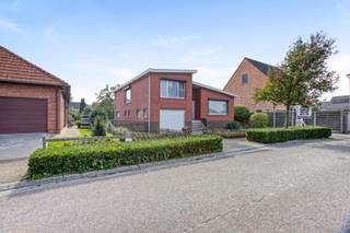 Op te frissen gezinswoning met 3 slaapkamers, rustig gelegen in doodlopende straat in de Bloemenwijk in Lichtaart<br /><br />INDELING<br /><br />We betreden deze bel-étage woning via de inkomhal (14m²) die toegang geeft tot de zeer lichtrijke en ruime keuken (20m²) en de gezellige leefruimte met inbouwkachel (33m²).<br />Via een trapje komen we in de gang die leidt naar de 3 slaapkamers (14m², 14m² en 8m²).<br />Lager gelegen is er een garage met automatische poort (17m²), badkamer met bad en lavabo (7m²), apart toilet en wasplaats (11m²) met toegang naar de tuin.<br />Verder vinden we in de kelder een bergkelder (20m²), een polyvalente ruimte (33m²) en nog een 3e ruimte (13m²). <br /><br />TUIN<br />De tuin is zeer onderhoudsvriendelijk aan<span>gelegd en volledig omheind</span><br /><br />BIJZONDERHEDEN<br />- Rolluiken<br />- EPC label E<br />- verwarming op gas<br />- tuin op zuiden<br />- zeer grote kelder<br /><br />POSITIEVE ASPECTEN<br />- zeer goed onderhouden<br />- ruime en lichtrijke woning<br />- goede locatie nabij zowel de dorpskern met lokale handelaars, scholen,... op wandelafstand<br /><br />Dit pand is onderworpen aan de renovatieverplichting van de Vlaamse overheid voor residentiële gebouwen (behoudens bij sloop binnen 5 jaar na de aankoop).<br /><em>Stedenbouwkundige info in aanvraag.</em>