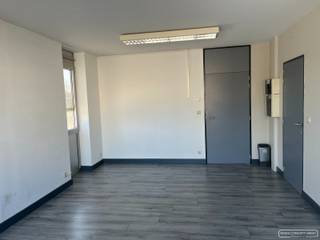 Kantoor van 25 m² te huur in bedrijvencentrum Waregem aan oprit E17- vrij gebruik van parking , hall , bistro , keuken , sanitair , tuin , ..- vrij...