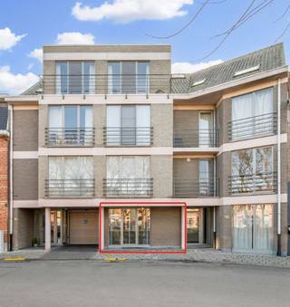 GELIJKVLOERS APPARTEMENT MET VRIJ GROTE TUIN EN CAR PORThal, living met zicht op plein moderne ingerichte keuken met eiland, ruime berging, aparte...