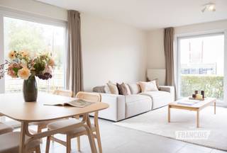 Zeer verzorgd gelijkvloers appartement met een bewoonbare oppervlakte van 84 m². Dankzij de praktische indeling, de aangename buitenruimtes en de rustige ligging vormt dit appartement een uitstekende keuze voor zowel eigen bewoning, een tweede verblijf aan zee als een interessante investering.<br /><br />De inkom geeft toegang tot een lichtrijke leefruimte met open keuken, waar de grote raampartijen zorgen voor een aangenaam ruimtegevoel en een optimale lichtinval. Vanuit de leefruimte bereikt u de verschillende terrassen, waardoor binnen en buiten naadloos in elkaar overlopen en u op elk moment van de dag van de zon of de rust kunt genieten.<br /><br />Verder beschikt het appartement over een 2 ruime slaapkamers, een verzorgde badkamer en een afzonderlijke berging die extra opbergruimte biedt voor alledaagse spullen.<br /><br />Residentie Duinbos geniet van een bijzonder gegeerde ligging in De Haan. Het strand bevindt zich op wandelafstand en ook de duinen, het groen en de Royal Ostend Golf Club liggen vlakbij. Bovendien bereikt u winkels, restaurants en openbaar vervoer in slechts enkele minuten, waardoor u geniet van een rustige woonomgeving zonder in te boeten aan bereikbaarheid.<br /><br />Bent u op zoek naar een comfortabele woning, een tweede verblijf aan zee of een interessante investering? Neem dan vrijblijvend contact op met Victor via victor@immofrancois.be of telefonisch op +32 470 64 60 28 voor meer informatie.<br /><br />