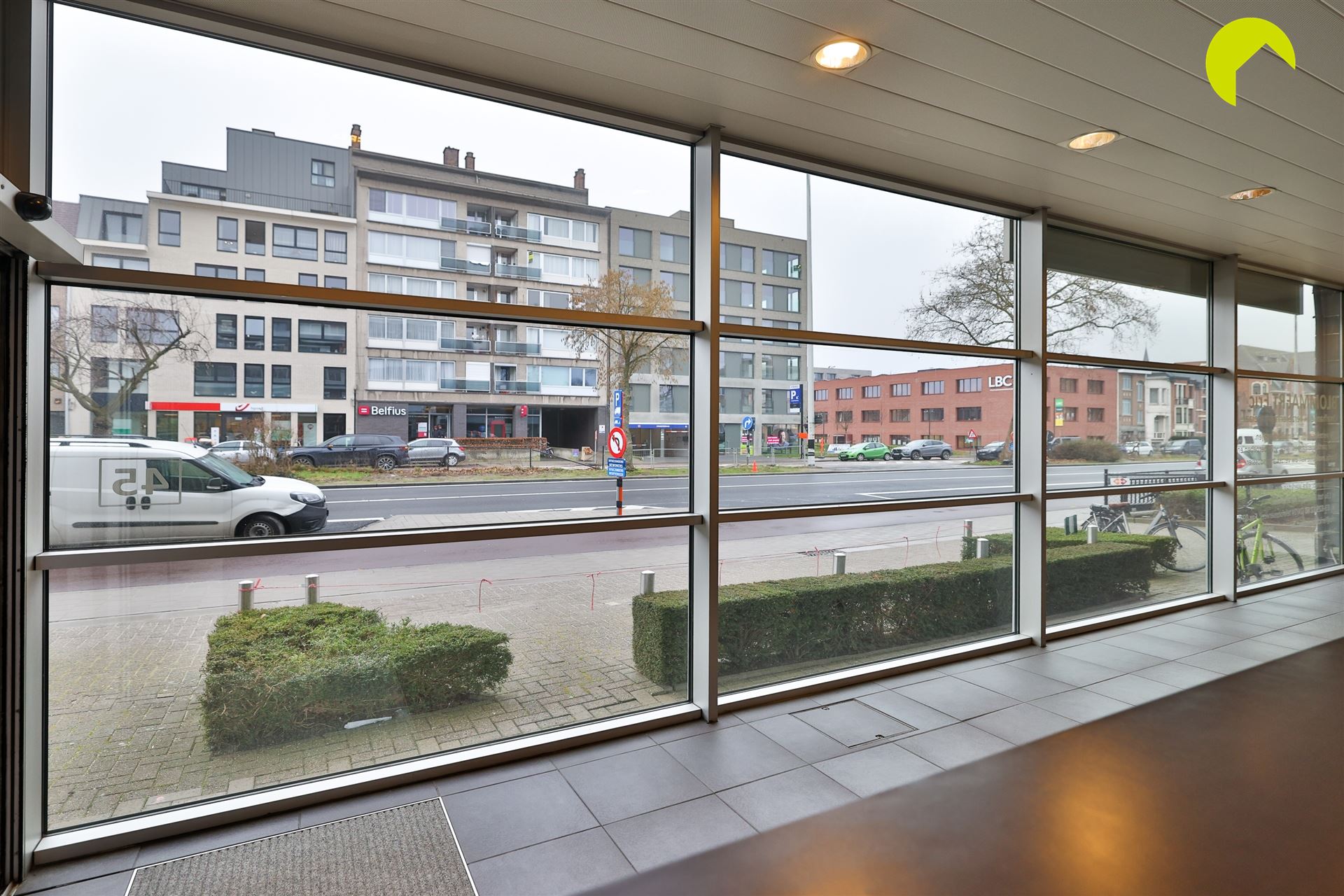 Commercieel gelijkvloers met appartement op A-locatie - foto 1
