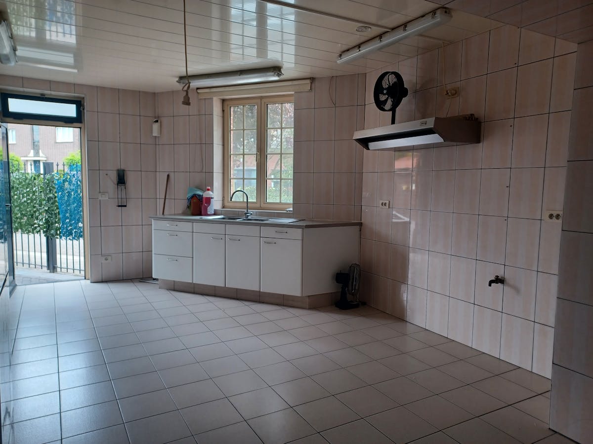 Centrally located commercial property for sale in Rijkevorsel - photo 4