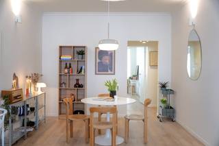 <p><strong>Berchem blijft zo’n plek waar alles mooi in balans voelt: levendig maar niet druk, stedelijk maar met ademruimte. In deze gegeerde buurt ligt een kleinschalig gebouw met vier appartementen, waar dit gerenoveerde appartement zich net boven straatniveau bevindt. Een fijne mix van privacy, licht en hedendaags comfort - en dat met een eerste bewoning na renovatie. Benieuwd? Kom binnen…</strong><br /></p><p><strong>Verwelkomende leefruimte</strong></p><p>Je komt binnen in de leefruimte, en die doet meteen wat een leefruimte moet doen: ontvangen. Ruim, licht én met knappe, doorlopende parketvloeren die warmte brengen. De dimlichten zorgen ervoor dat je hier moeiteloos schakelt van ochtendlicht naar avondgezelligheid.<br /></p><p><strong>Keuken achteraan, klaar voor gebruik</strong></p><p>Via de hal bereik je de keuken aan de achterzijde van het gebouw. Volledig geïnstalleerd en vernieuwd in oktober 2025, praktisch ingericht én met een aansluiting voor de wasmachine. Een plek waar je enkel de ingrediënten voor je volgende feestmaal nog moet binnenbrengen.<br /></p><p><strong>Slaapkamer in alle rust</strong></p><p>Ook de slaapkamer ligt achteraan, wat zorgt voor een rustige sfeer weg van de straat. Een fijne plek om je terug te trekken, met een logische verbinding naar de rest van het appartement.<br /></p><p><strong>Badkamer centraal in huis</strong></p><p>De badkamer is bereikbaar via de hal en ligt centraal, praktisch geplaatst tussen de verschillende ruimtes zodat de indeling vlot en comfortabel aanvoelt.<br /></p><p><strong>Slim en zorgeloos wonen</strong></p><p>Het appartement werd in mei 2025 gerenoveerd en is klaar voor een eerste bewoning. De elektriciteit is conform en een nieuwe slimme thermostaat zorgt voor efficiënt energiegebruik. De gemeenschappelijke kosten blijven laag en omvatten water, brandverzekering, elektriciteit van de gemene delen en het reservefonds. In april wordt de gevel nog geïsoleerd en afgewerkt, een investering die al betaald is. Verder is er een privatieve kelderberging en bevindt het appartement zich in een kleinschalig gebouw, wat het geheel extra aangenaam maakt.<br /></p><p><strong>Verliefd? <u>Info@ugly.be</u></strong><br /></p>