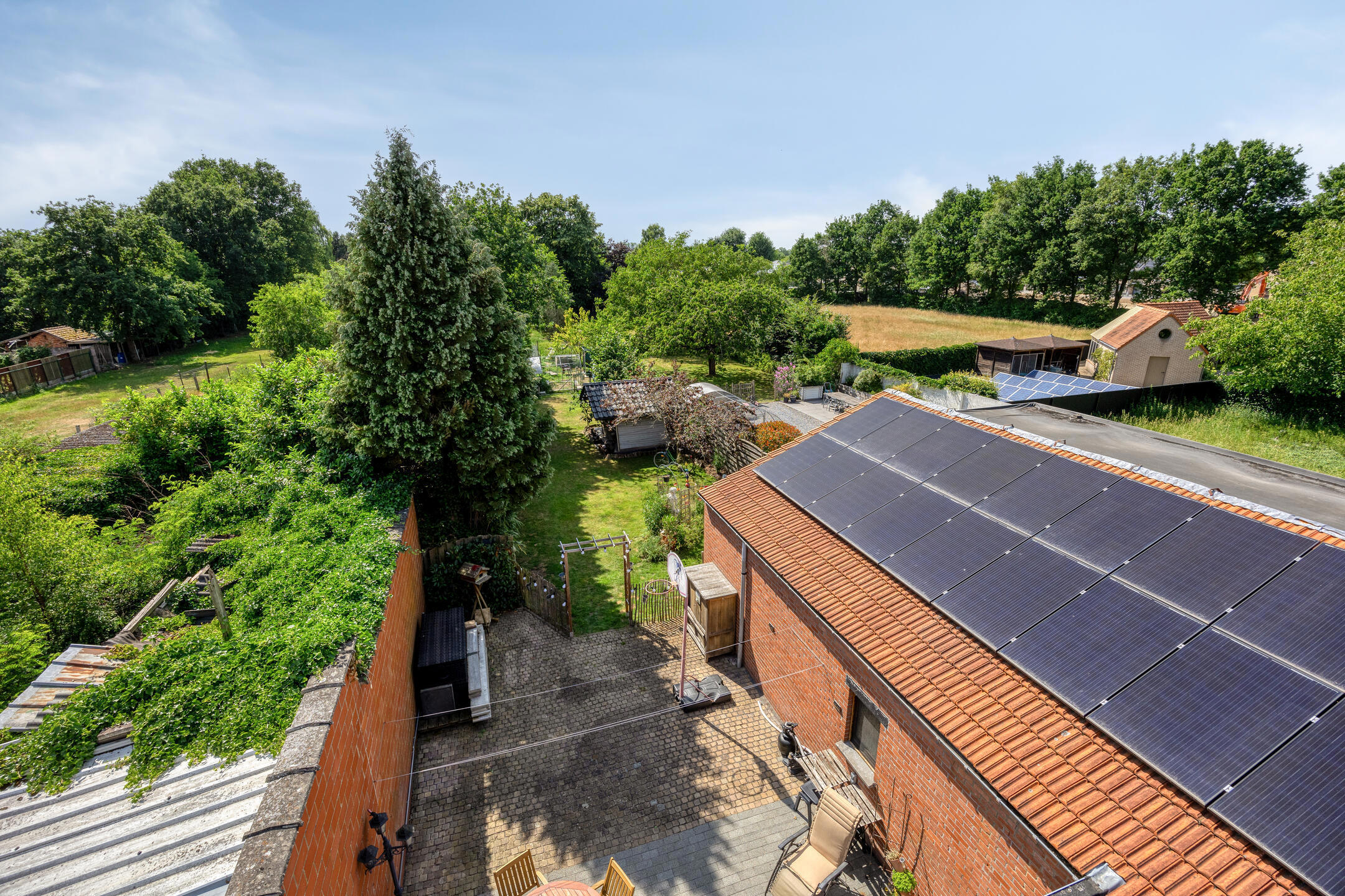 Vernieuwde woning met ruime garage en charmante tuin. - foto 5