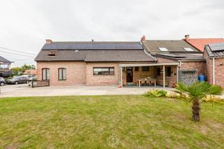 Op zoek naar een woning die het beste van twee werelden combineert? Deze voormalige hofstede ademt landelijke charme en rust, terwijl je dankzij...