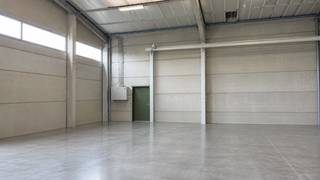 Op een vlot bereikbare locatie in Torhout bevindt zich deze ruime opslagloods van ca. 480 m². <br /><br />De loods is uitgerust met een rolbrug van 5 ton, wat een grote meerwaarde biedt voor het verplaatsen van zware goederen of materialen. Dankzij de praktische indeling is het gebouw uitermate geschikt als opslagruimte, maar ook andere bedrijfsactiviteiten zijn toegelaten. Verder is de site makkelijk toegankelijk voor vrachtwagens. <br /><br />Kenmerken:<br />- Totale oppervlakte: ca. 480 m²<br />- Gunstige ligging nabij belangrijke invalswegen en de E403 en N32<br />- Sectionaalpoort voor gemakkelijke toegang<br />- Goede bereikbaarheid voor zwaar vervoer<br />- Betonvloer en voldoende vrije hoogte<br />- Ruime manoeuvreerruimte op het terrein<br /><br /><br />LoVoor meer info contacteer Eva via +32 475 69 38 22 of via eva@vicusvastgoed.be